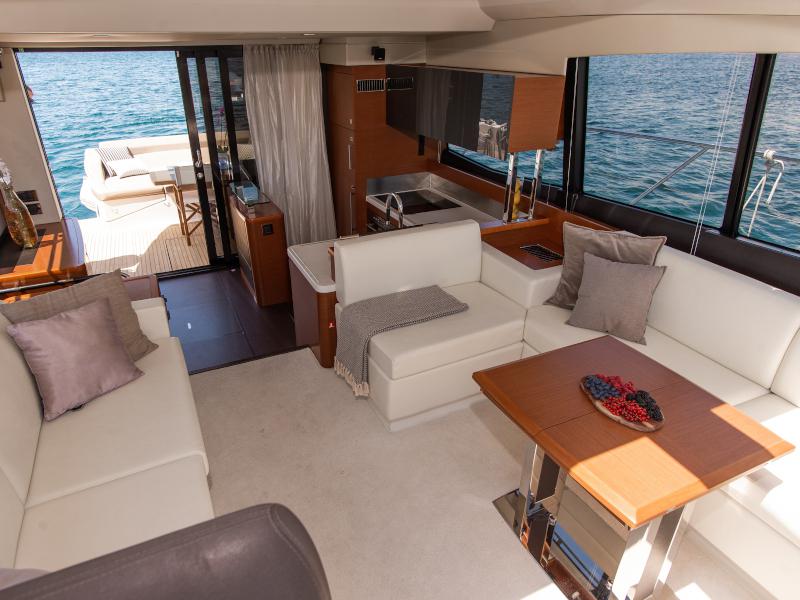 Book yachts online - motorboat - Prestige 550S - Atonika - rent