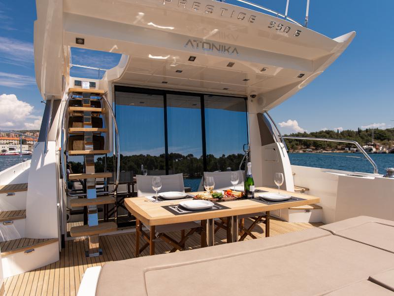 Book yachts online - motorboat - Prestige 550S - Atonika - rent