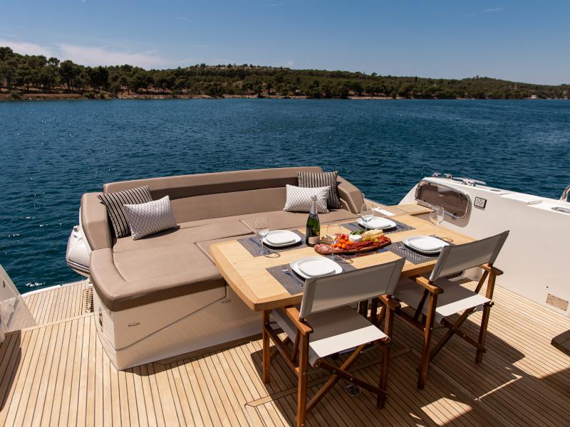 Book yachts online - motorboat - Prestige 550S - Atonika - rent