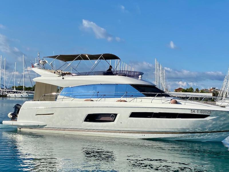Book yachts online - motorboat - Prestige 550 Fly - Floria - rent