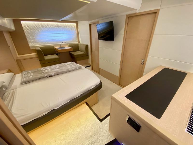 Book yachts online - motorboat - Prestige 550 Fly - Floria - rent