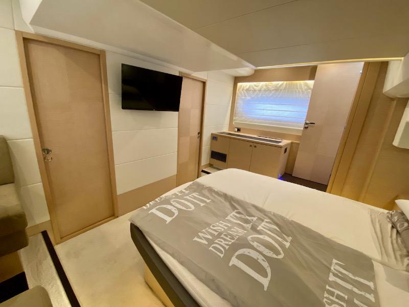 Book yachts online - motorboat - Prestige 550 Fly - Floria - rent