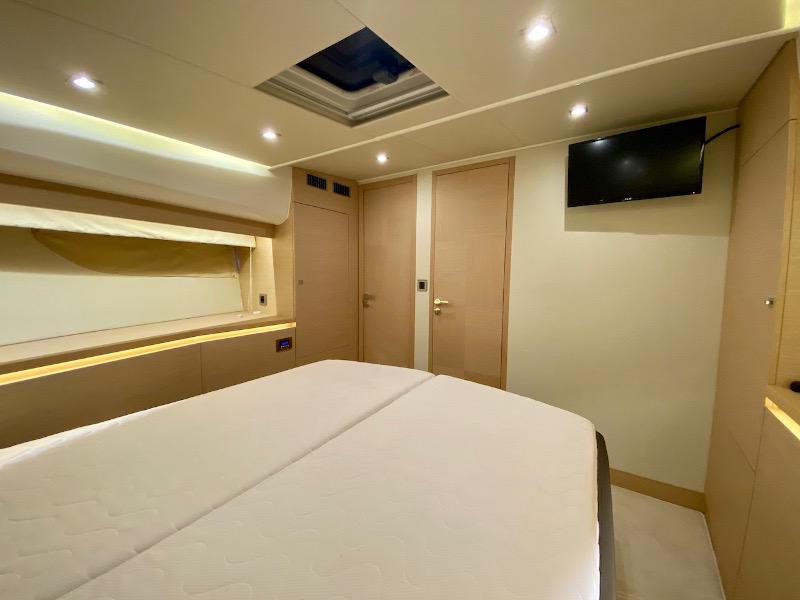 Book yachts online - motorboat - Prestige 550 Fly - Floria - rent