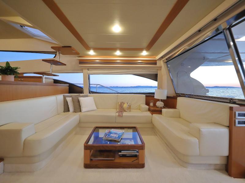 Book yachts online - motorboat - Ferretti 681 - DOMINIQUE - rent