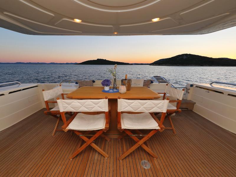 Book yachts online - motorboat - Ferretti 681 - DOMINIQUE - rent