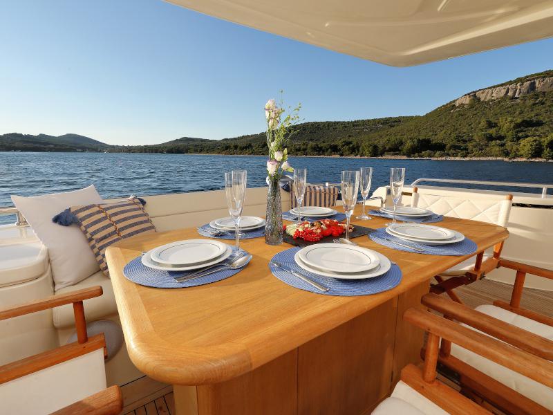 Book yachts online - motorboat - Ferretti 681 - DOMINIQUE - rent
