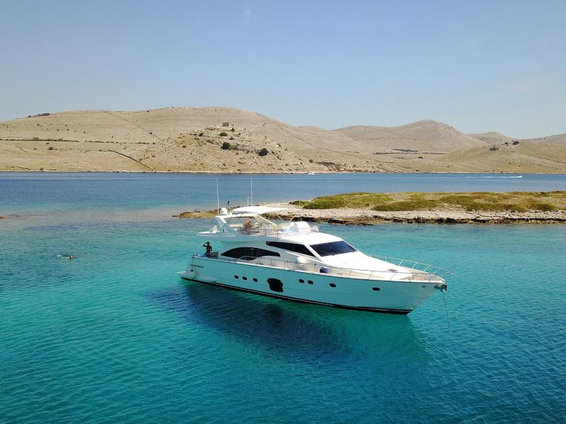 Book yachts online - motorboat - Ferretti 681 - DOMINIQUE - rent