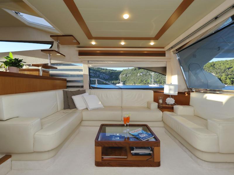 Book yachts online - motorboat - Ferretti 681 - DOMINIQUE - rent