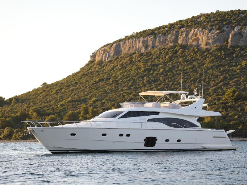 Book yachts online - motorboat - Ferretti 681 - DOMINIQUE - rent