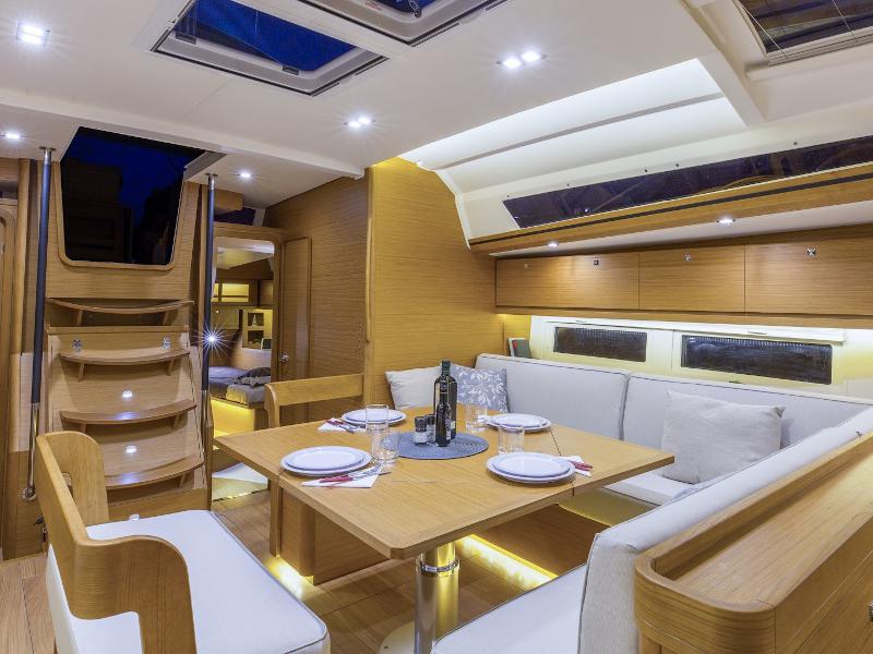 Book yachts online - sailboat - Dufour 520 Grand Large - Sunshine Planet - rent