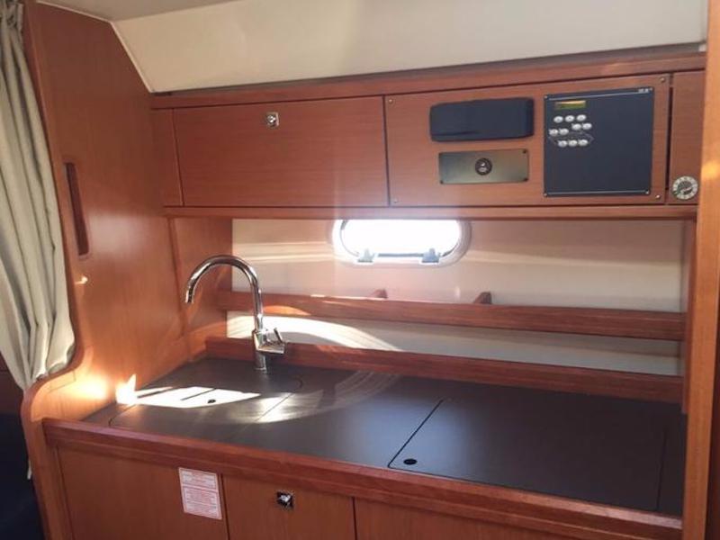 Book yachts online - motorboat - Bavaria Sport 32 - Mali Princ - rent