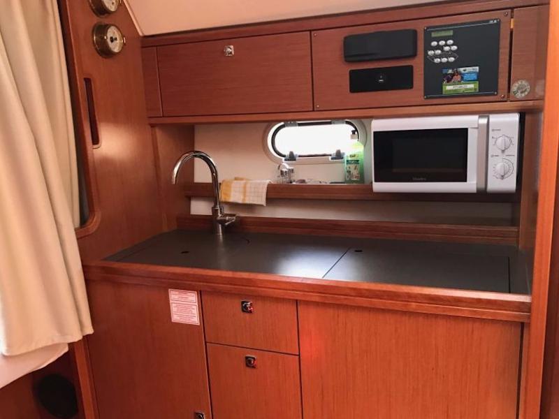 Book yachts online - motorboat - Bavaria Sport 32 - Mali Princ - rent