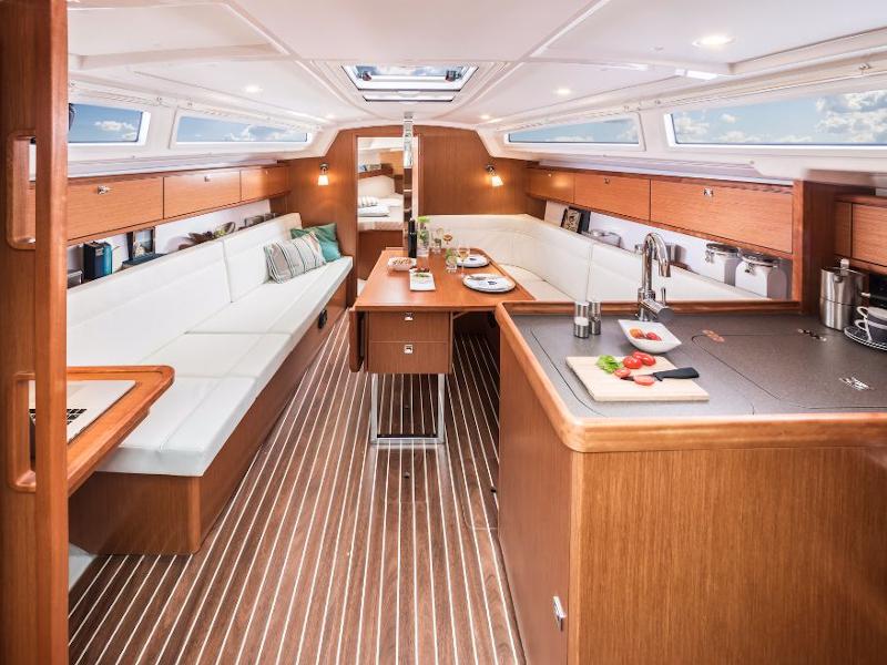 Book yachts online - sailboat - Bavaria Cruiser 34 - Baltazar - rent
