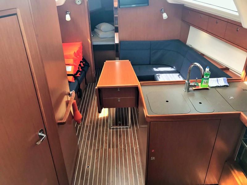 Book yachts online - sailboat - Bavaria Cruiser 37 - Maestral - rent