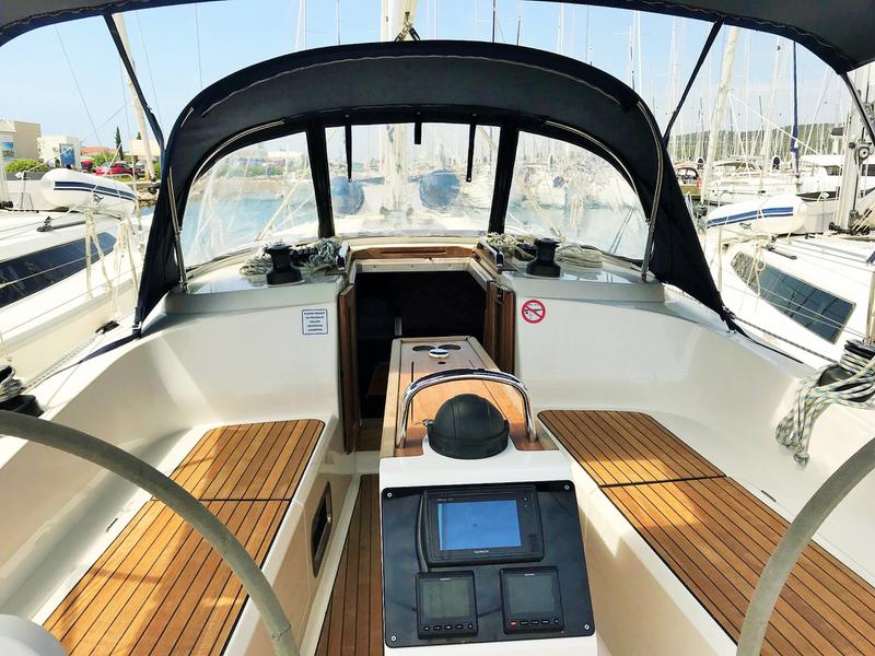 Book yachts online - sailboat - Bavaria Cruiser 37 - Maestral - rent