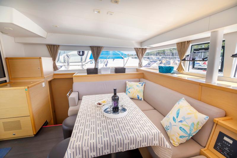 Book yachts online - catamaran - Lagoon 400 S2 - Second Wind - rent