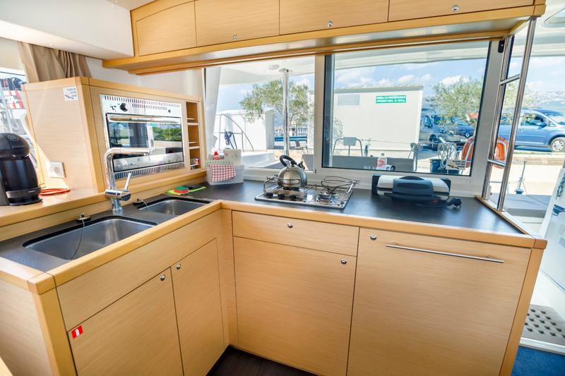 Book yachts online - catamaran - Lagoon 400 S2 - Second Wind - rent