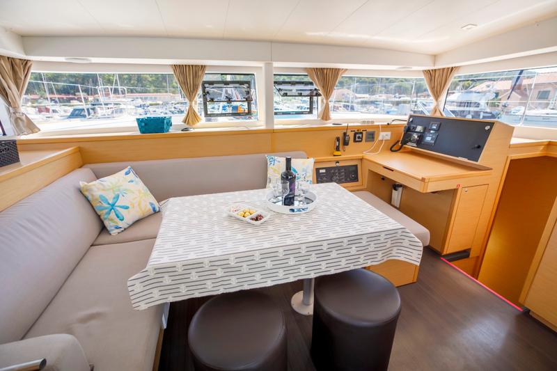 Book yachts online - catamaran - Lagoon 400 S2 - Second Wind - rent