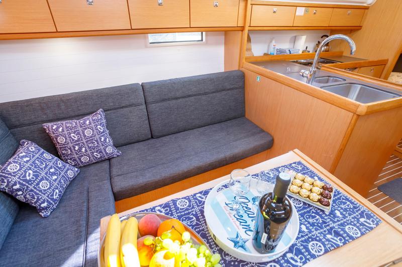 Book yachts online - sailboat - Bavaria 37 Cruiser - Summer Wind - rent