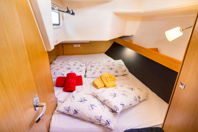 Book yachts online - sailboat - Bavaria 37 Cruiser - Summer Wind - rent