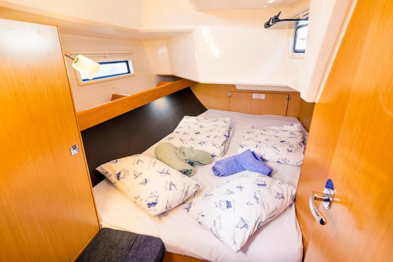 Book yachts online - sailboat - Bavaria 37 Cruiser - Summer Wind - rent