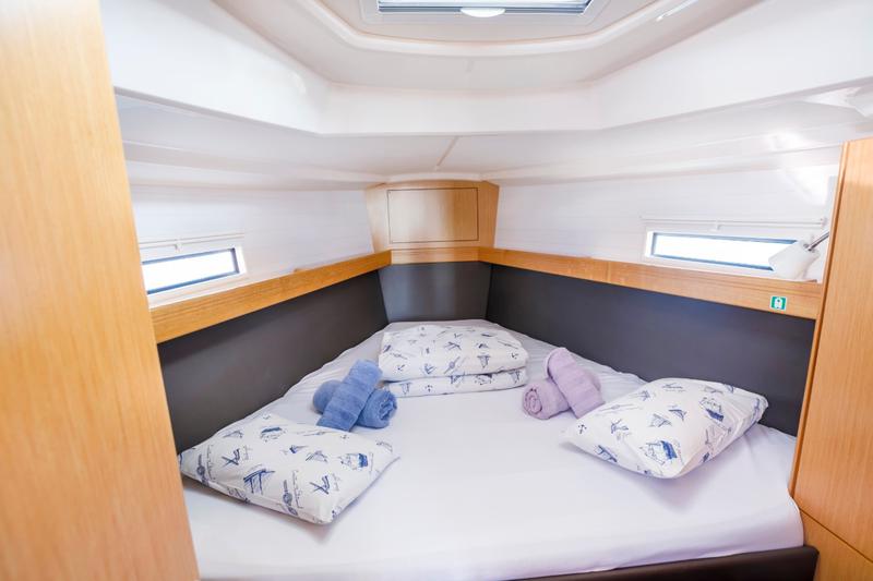 Book yachts online - sailboat - Bavaria 37 Cruiser - Summer Wind - rent