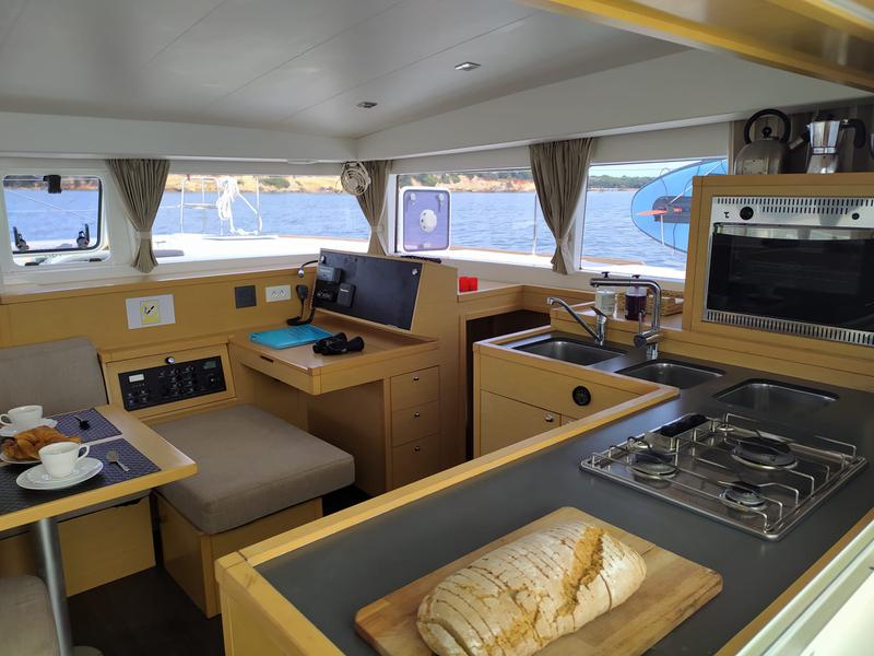 Book yachts online - catamaran - Lagoon 40 - MIRANDA - rent