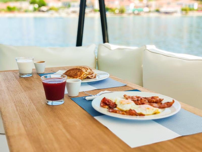 Book yachts online - powercatamaran - Bali 4.3 MY - Flying Dream  - rent