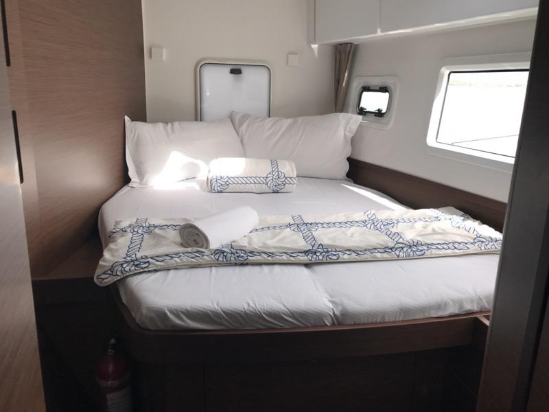 Book yachts online - catamaran - Lagoon 42 - Sammy (A/C, WM, Inverter, Generator) - rent