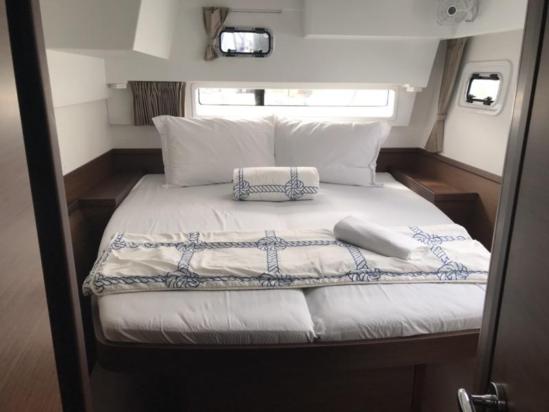 Book yachts online - catamaran - Lagoon 42 - Sammy (A/C, WM, Inverter, Generator) - rent