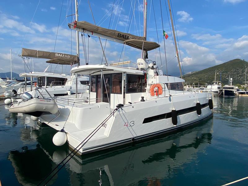 Book yachts online - catamaran - Bali 4.3  Shadow Line - Shadow Line - rent