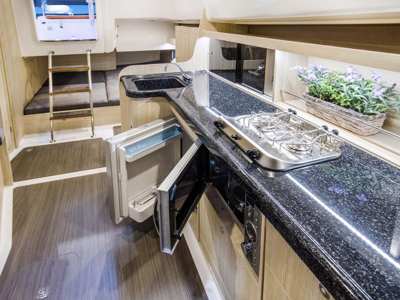 Book yachts online - motorboat - Nexus Revo 870 Prestige +/2cab - Bali - rent