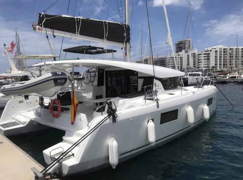 Book yachts online - catamaran - Lagoon 42 - Mares - rent
