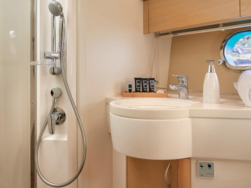 Book yachts online - motorboat - Princess 42 - Touché - rent