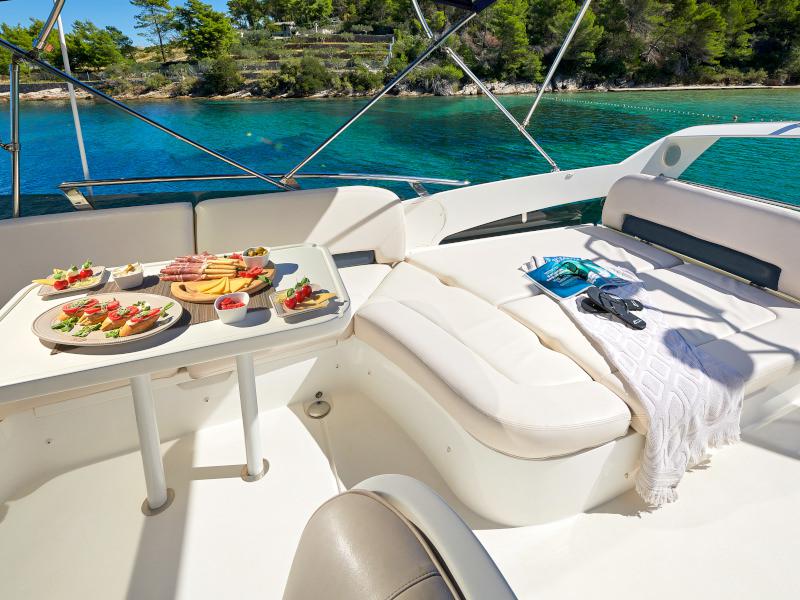 Book yachts online - motorboat - Princess 42 - Touché - rent