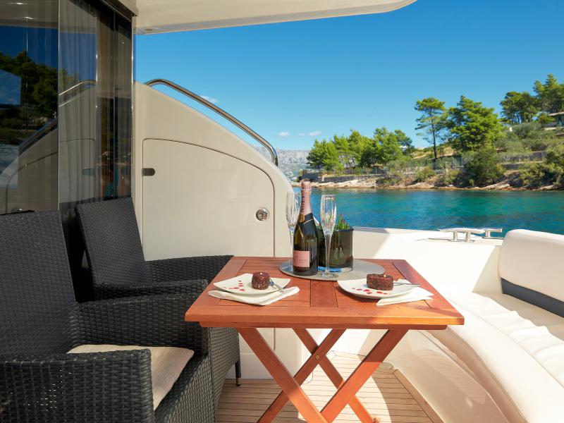 Book yachts online - motorboat - Princess 42 - Touché - rent