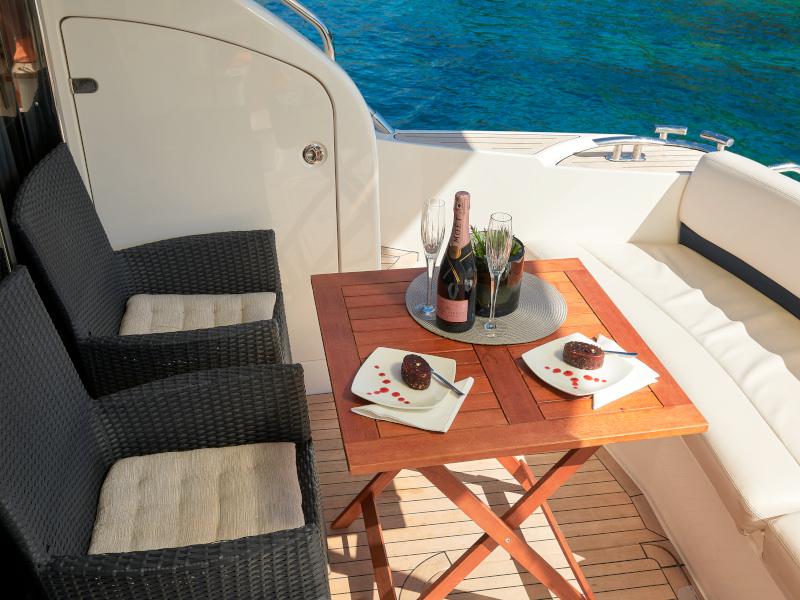 Book yachts online - motorboat - Princess 42 - Touché - rent