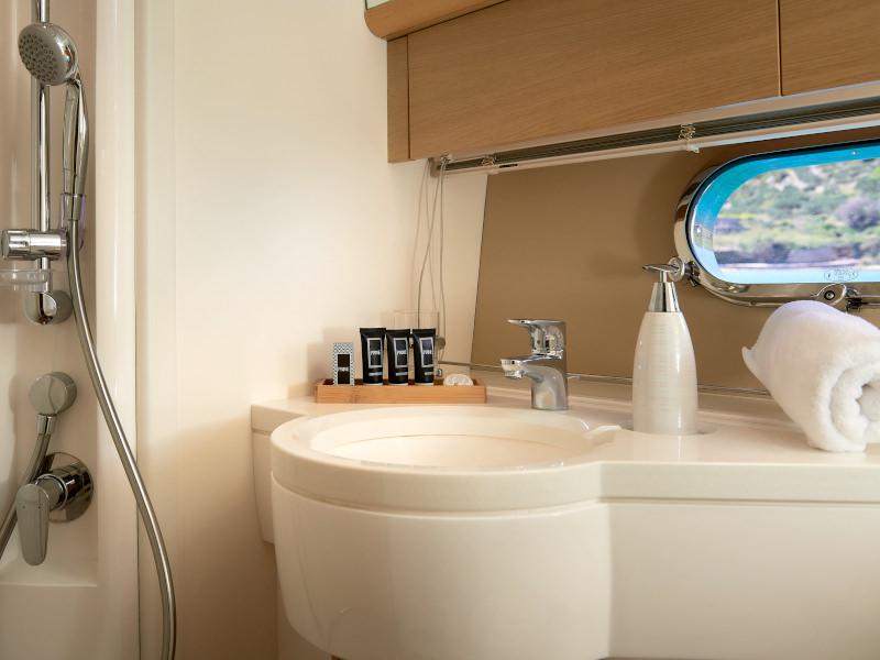 Book yachts online - motorboat - Princess 42 - Touché - rent