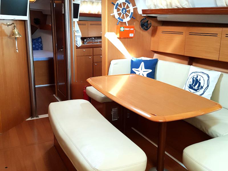 Book yachts online - sailboat - Cyclades 43.4 - TINA - rent
