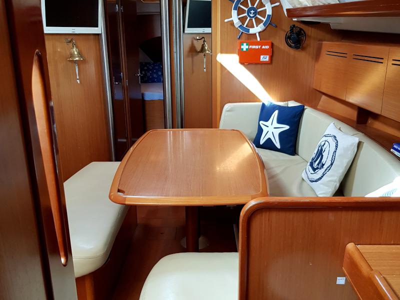 Book yachts online - sailboat - Cyclades 43.4 - TINA - rent