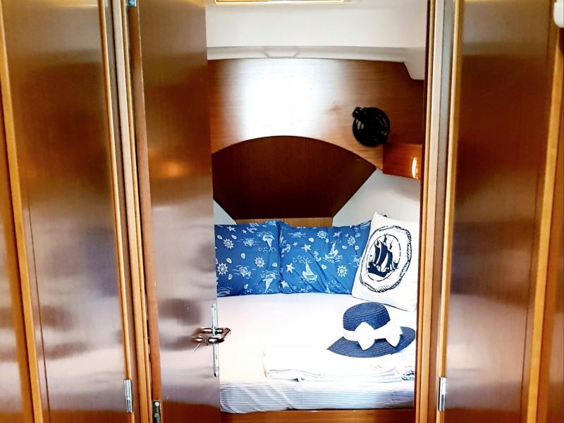 Book yachts online - sailboat - Cyclades 43.4 - TINA - rent