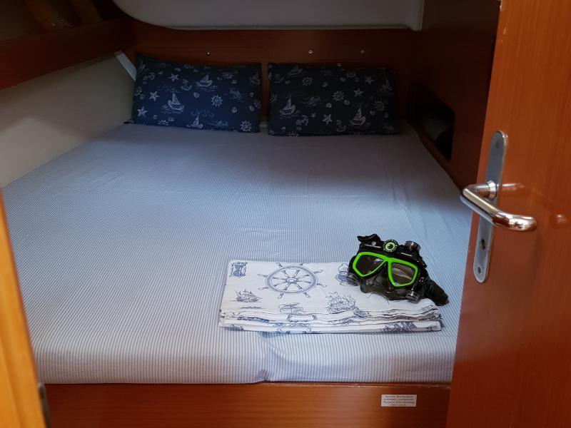 Book yachts online - sailboat - Cyclades 43.4 - TINA - rent