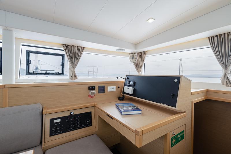 Book yachts online - catamaran - Lagoon 400 S2 - Seaker - rent