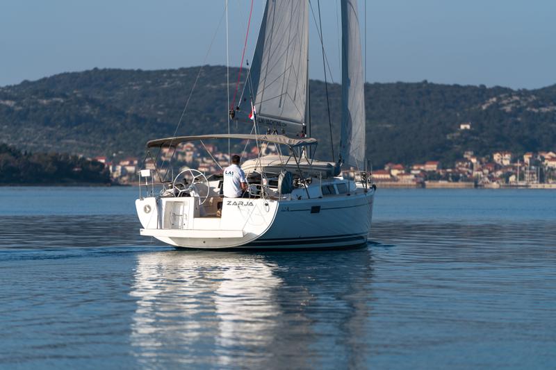 Book yachts online - sailboat - Hanse 385 - Zarja - rent