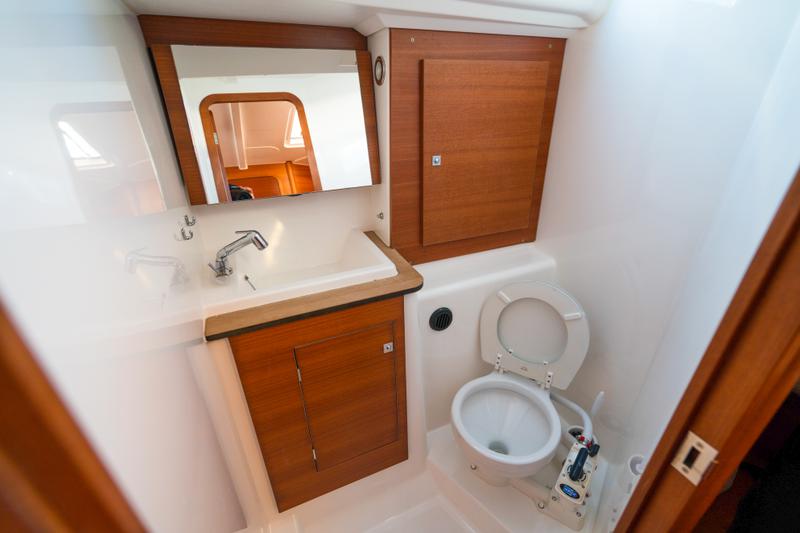 Book yachts online - sailboat - Dufour 382 GL - Justin - rent