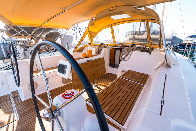 Book yachts online - sailboat - Dufour 382 GL - Justin - rent