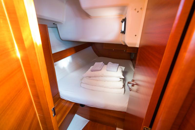 Book yachts online - sailboat - Dufour 382 GL - Justin - rent