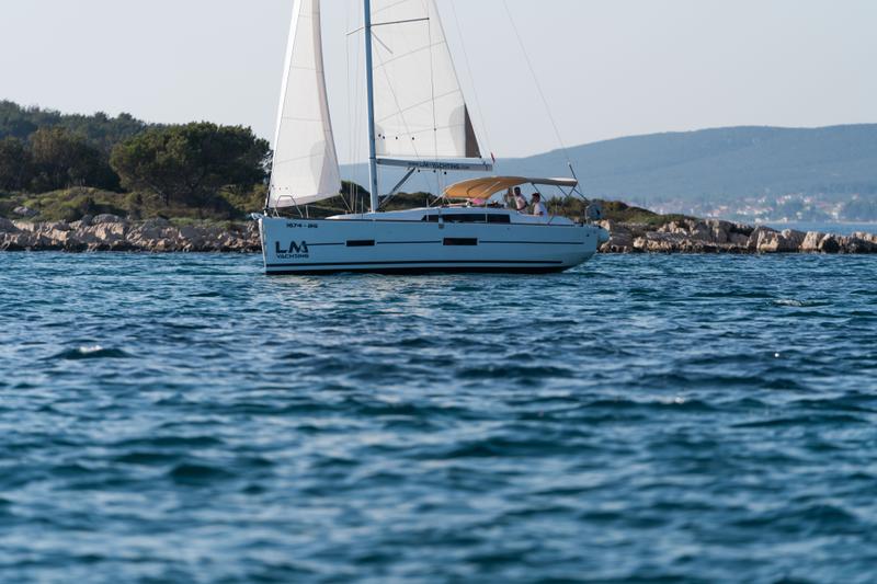 Book yachts online - sailboat - Dufour 382 GL - Justin - rent