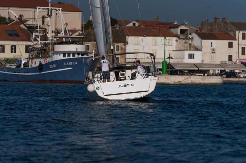 Book yachts online - sailboat - Dufour 382 GL - Justin - rent