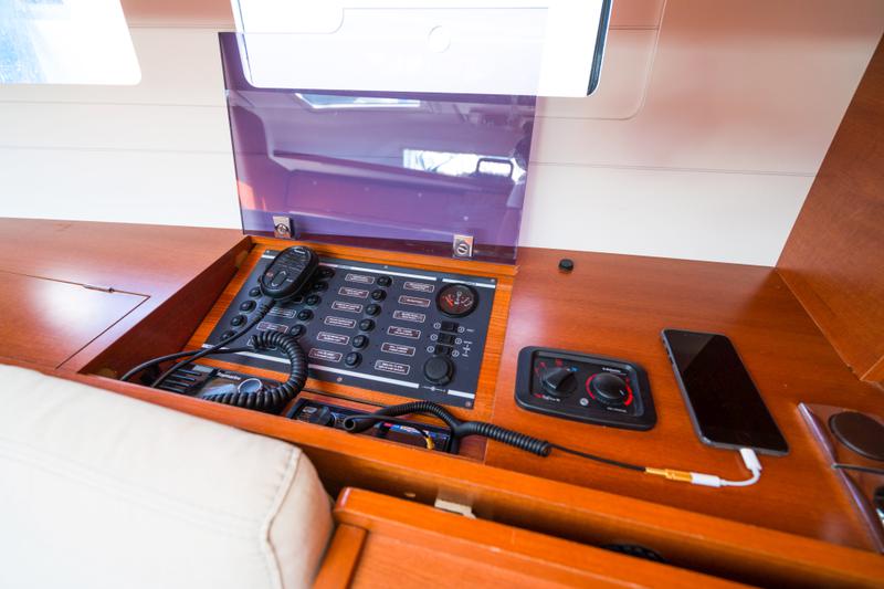 Book yachts online - sailboat - Dufour 382 GL - Justin - rent